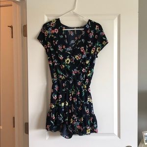Super cute floral ruffle Cefian romper - Size S